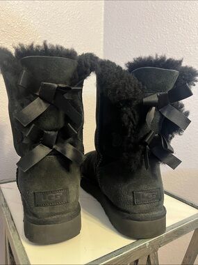 UGG Bailey Bow II Black Suede Shearling lined Boots. Authentic Black UGG Label